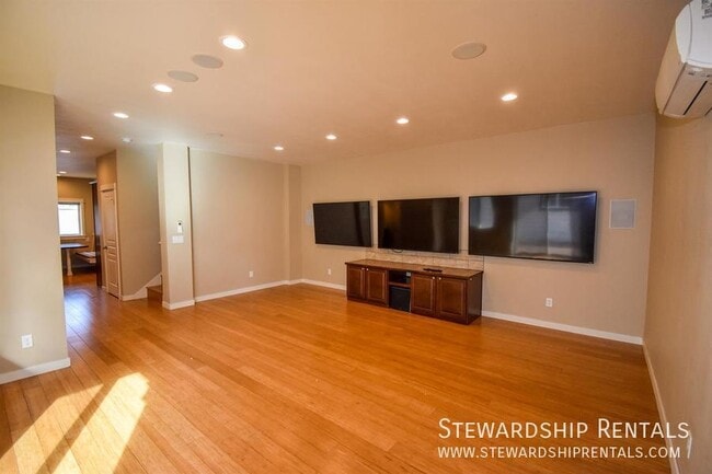 Building Photo - Quack Alley!-5 bed, 6 1/2 bath, with bonus...
