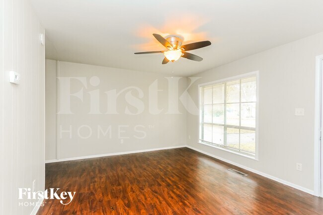 Foto del edificio - 1541 Younce St