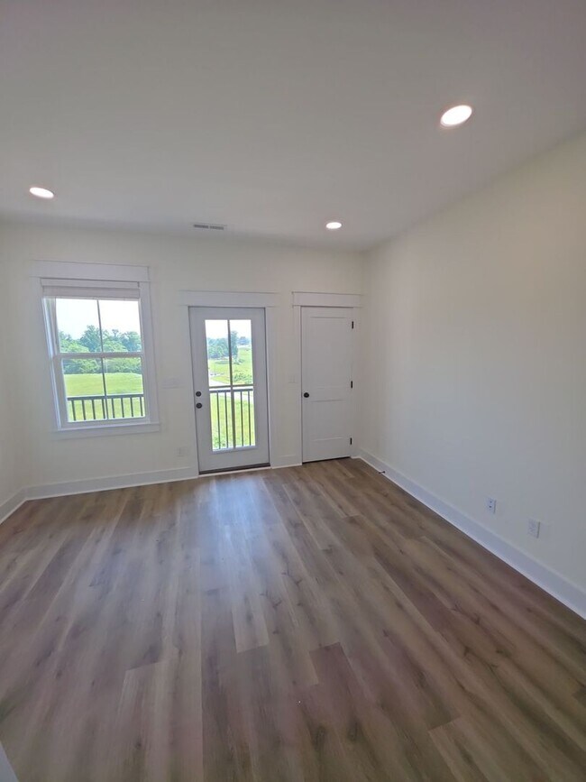 Building Photo - 3-Bedroom Highbury Townhome with Pool and Pickleball Court
