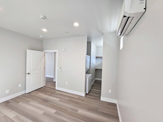 Building Photo - **Charming 1-Bedroom Midtown Apartment for...