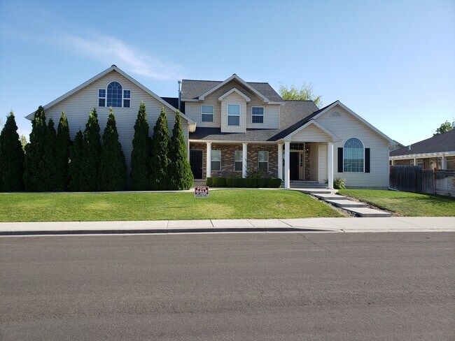 Frente de la casa - 2148 Candlewood Ave