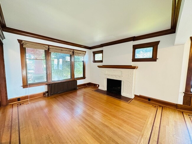 Building Photo - Beacon Hill - "Pretty in Pink" 2 Bedroom /...