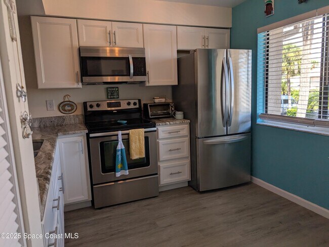 Building Photo - 2245 Golf Isle Dr