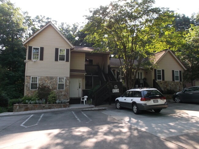 Conveniently located Triplex - 4195 N Shallowford Rd