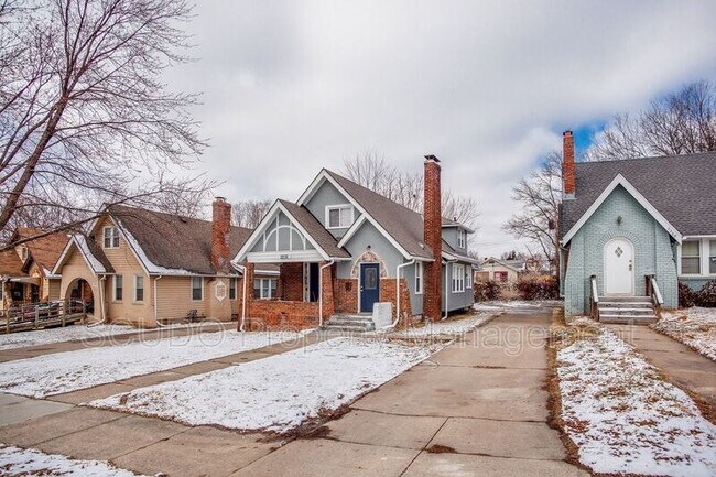 Building Photo - 2206 E 67th Terrace