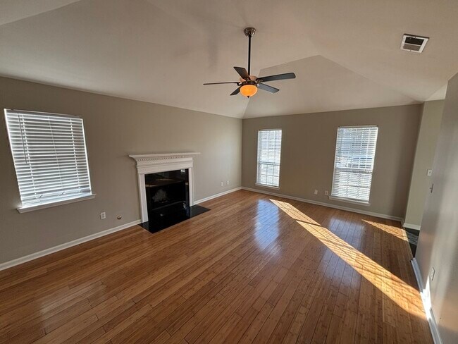 Building Photo - 405 Walker Way