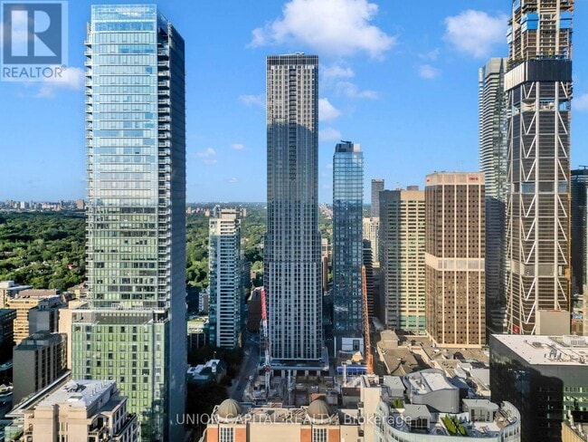 Building Photo - 11-2411 Yorkville Ave
