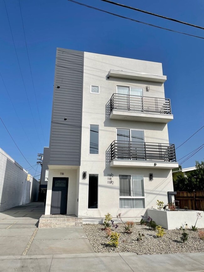 Building Photo - 116 S Ave 63