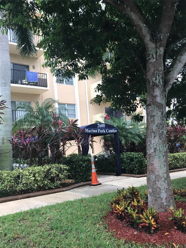 Foto del edificio - 2600 NE 135th St