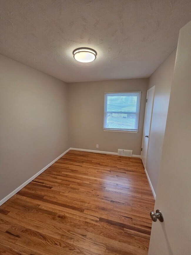 Foto del edificio - 3 bed, 2 bath, 1 car garage with finished basement, fenced back, newly remodeled