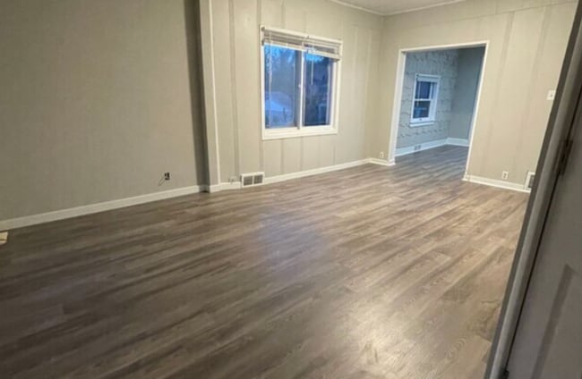 Building Photo - Spacious 4-Bed Home with 2-Car Garage & Backyard in the Heart of Onalaska!