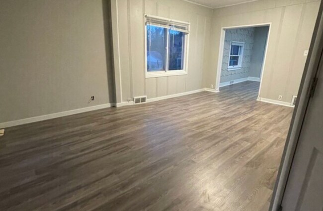 Foto del edificio - Spacious 4-Bed Home with 2-Car Garage & Backyard in the Heart of Onalaska!