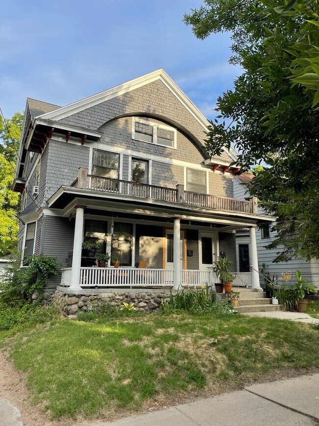 Building Photo - Wealthy St / Cherry St Duplex for Rent