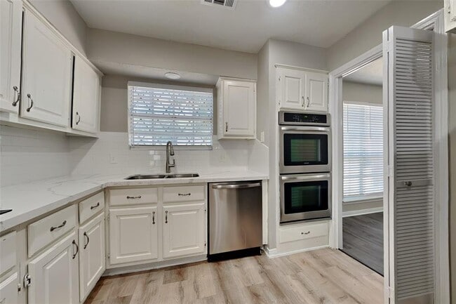 Building Photo - 3619 Chapel Square Dr