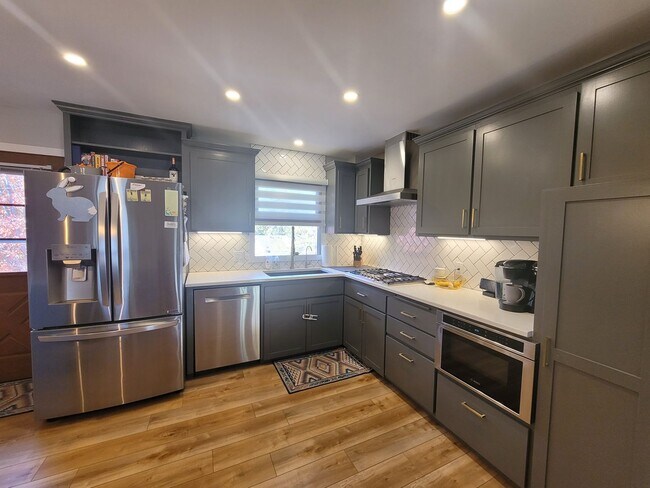 Building Photo - Beautiful Updated Home Next To Burke High ...