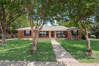Building Photo - 9506 Mercer Dr