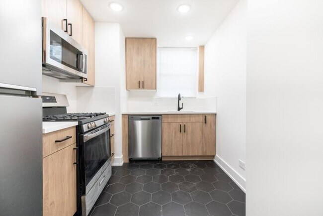 Building Photo - 1 bedroom in CHICAGO IL 60660