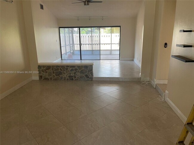 Foto del edificio - 7512 SW 26th Ct