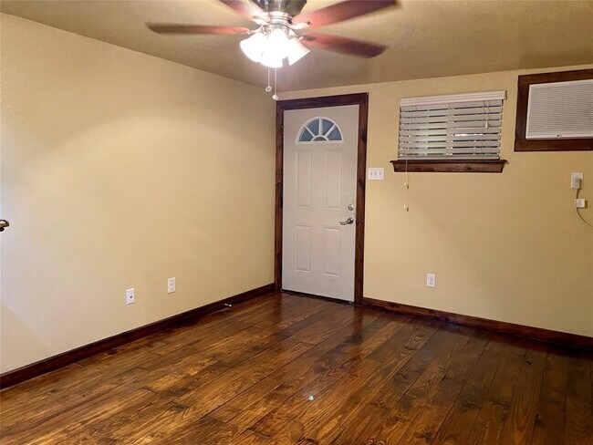 Building Photo - 625 Redbud Ln
