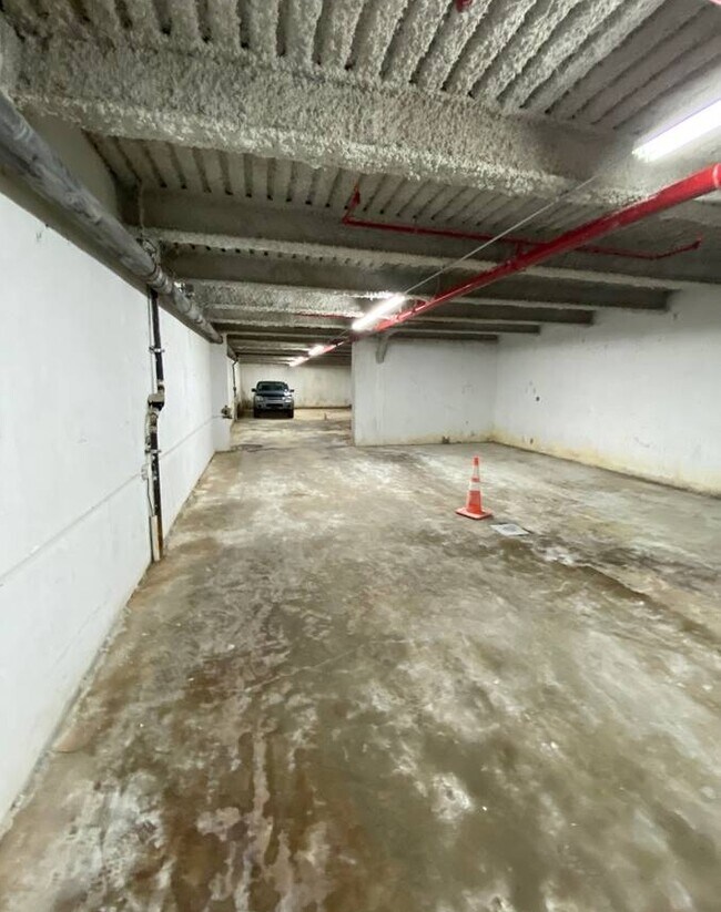 Interior Photo - 306 Bond St