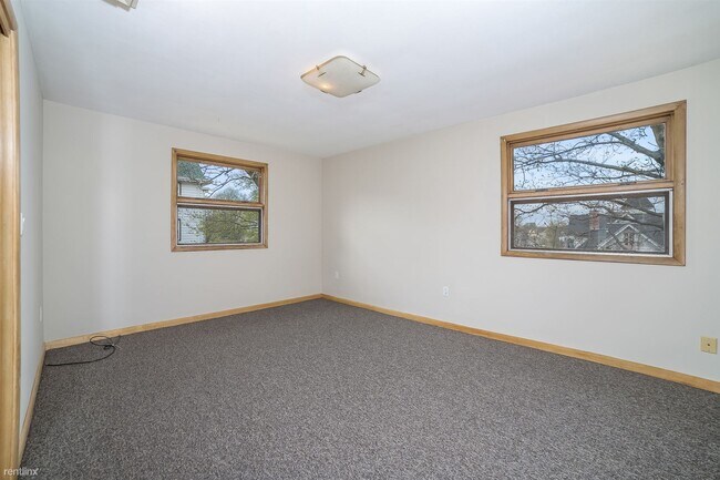 Building Photo - 4 br, 1 bath Duplex - 250 Lenox St