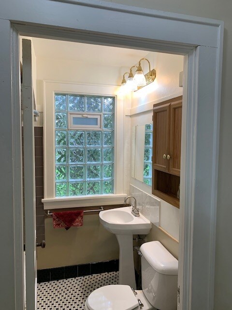 Baño 2313 - 2313 N Holton St