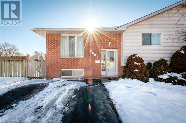 Photo du bâtiment - Modern 2 Bedroom Basement Unit– All Utilities & Parking Included – $1,949/month
