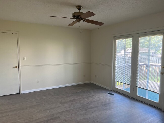 Building Photo - Available Now! 3 BEDROOM 2 BATH IN WESTCHE...