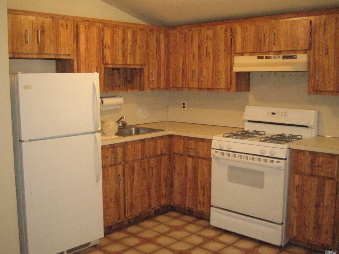Primary Photo - 190 Bayville Ave