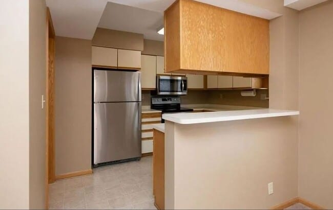 Building Photo - Spacious Minnetonka  2-BR Townhome
