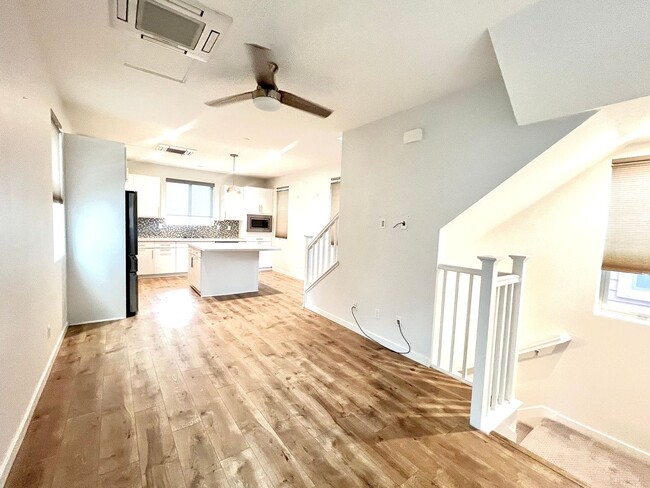 Building Photo - Beautiful 2 bedroom 2.5 bath three story c...