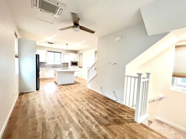 Foto del edificio - Beautiful 2 bedroom 2.5 bath three story condo!!