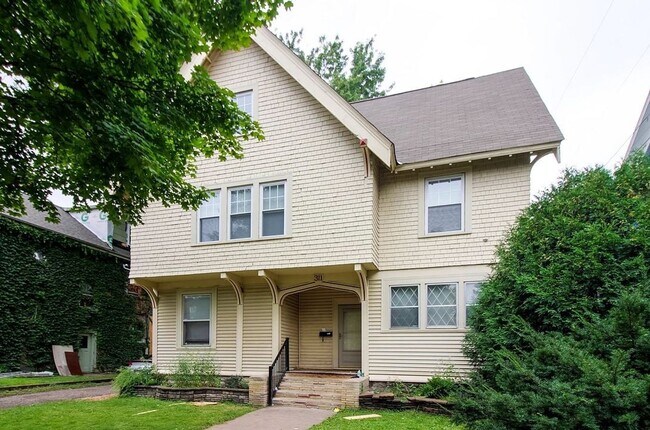 Foto del edificio - Affordable six bedroom house close to U of...