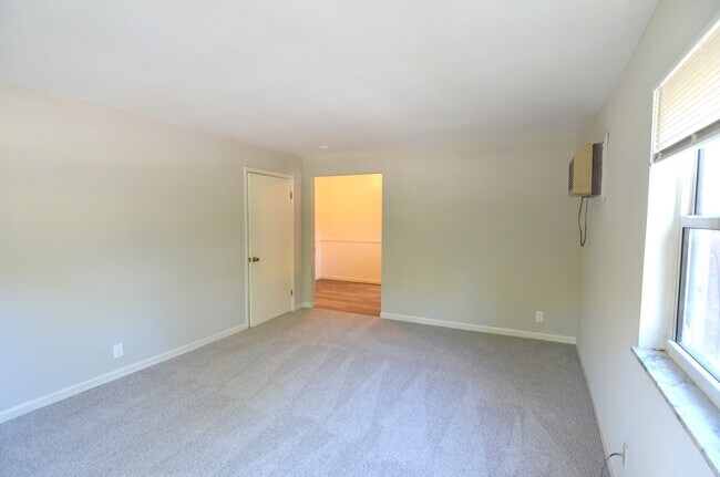 Building Photo - 252 Hartwell Ave