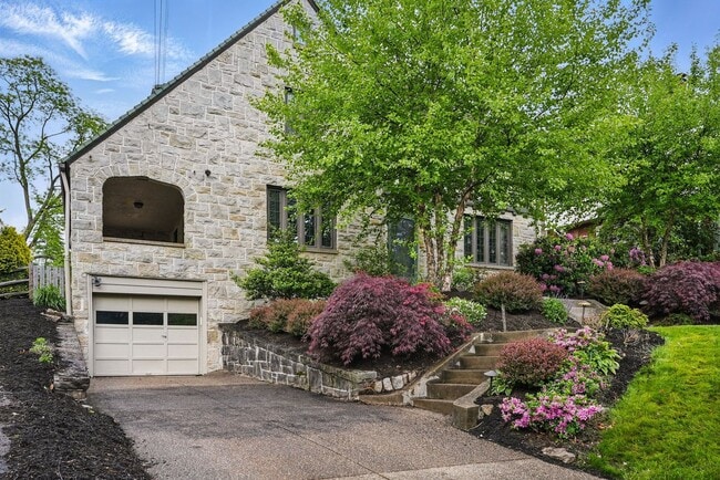 Building Photo - Charming 5 Bedroom, 3.5 Bathroom Home in M...
