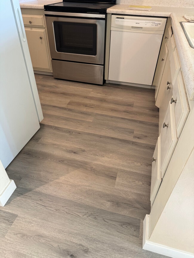 pisos de madera nuevos - 1187 E 3rd St