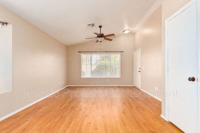 Foto del edificio - 1120 N Val Vista Dr