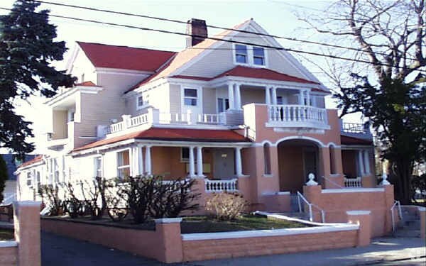 Building Photo - 168-176 Chelsea Ave