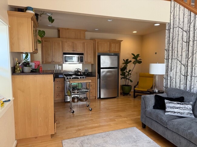 Building Photo - Coming Soon!  1 bed Condo with Loft