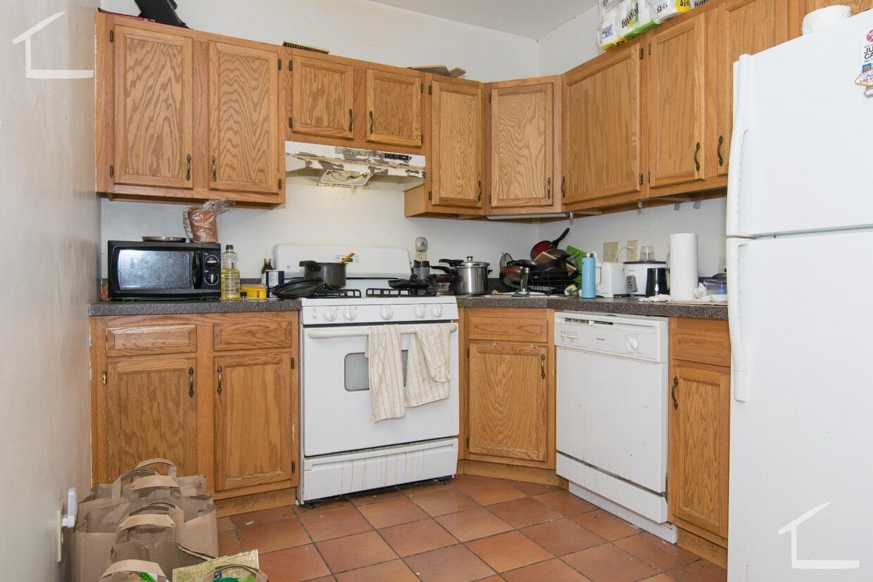 9/1 Spacious top floor 4BR/2BA with heat inc, balcony! - 9/1 Spacious top floor 4BR/2BA with heat inc, balcony!
