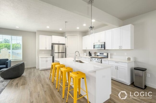 Building Photo - 688 E 500 S