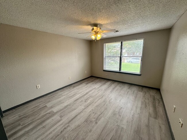Foto del edificio - 2 Bed 1 bath duplex