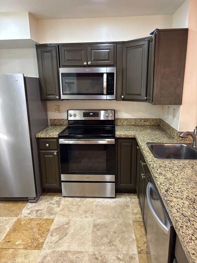 Foto del edificio - 2741 S Oakland Forest Dr