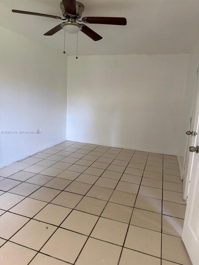 Foto del edificio - 900 NW 121st St