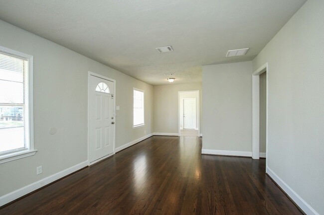 Foto del edificio - Coming Soon in South Park - 3 bedroom 1 bath!