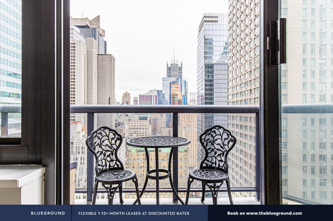 Foto del edificio - The Ritz Plaza, 235 W 48th St