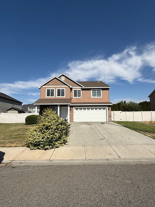 Foto principal - MOVE IN SPECIAL!!! Spacious 4-Bedroom Rent...