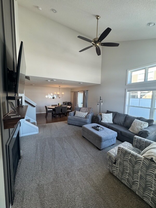 Sala de estar - 6908 Jody Ave S