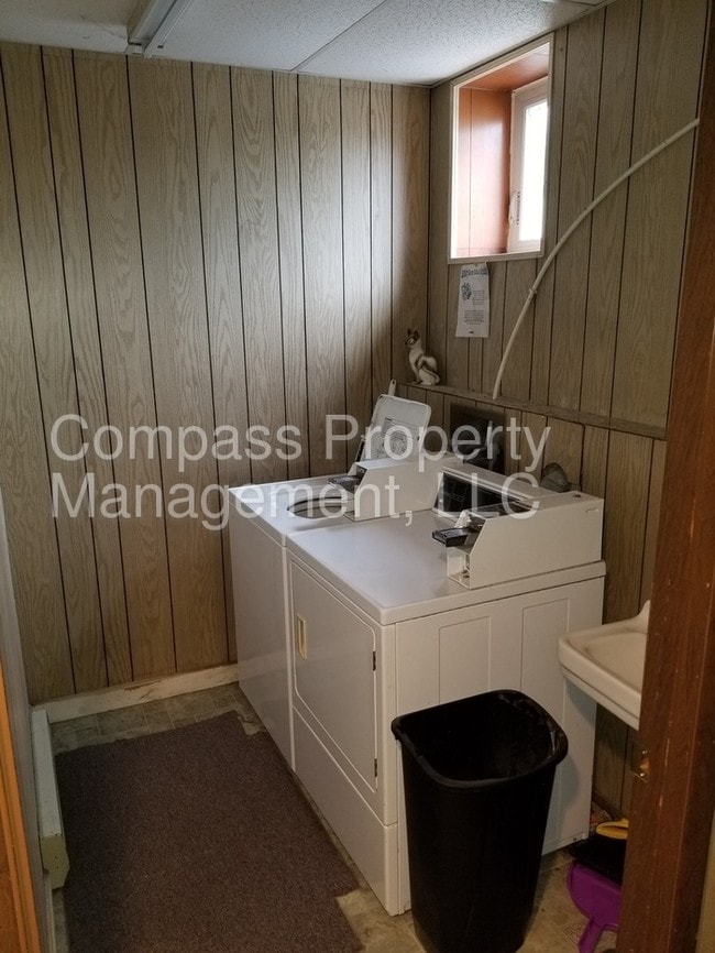 Building Photo - $695 - 2 Bed, 1 Bath - East Earl