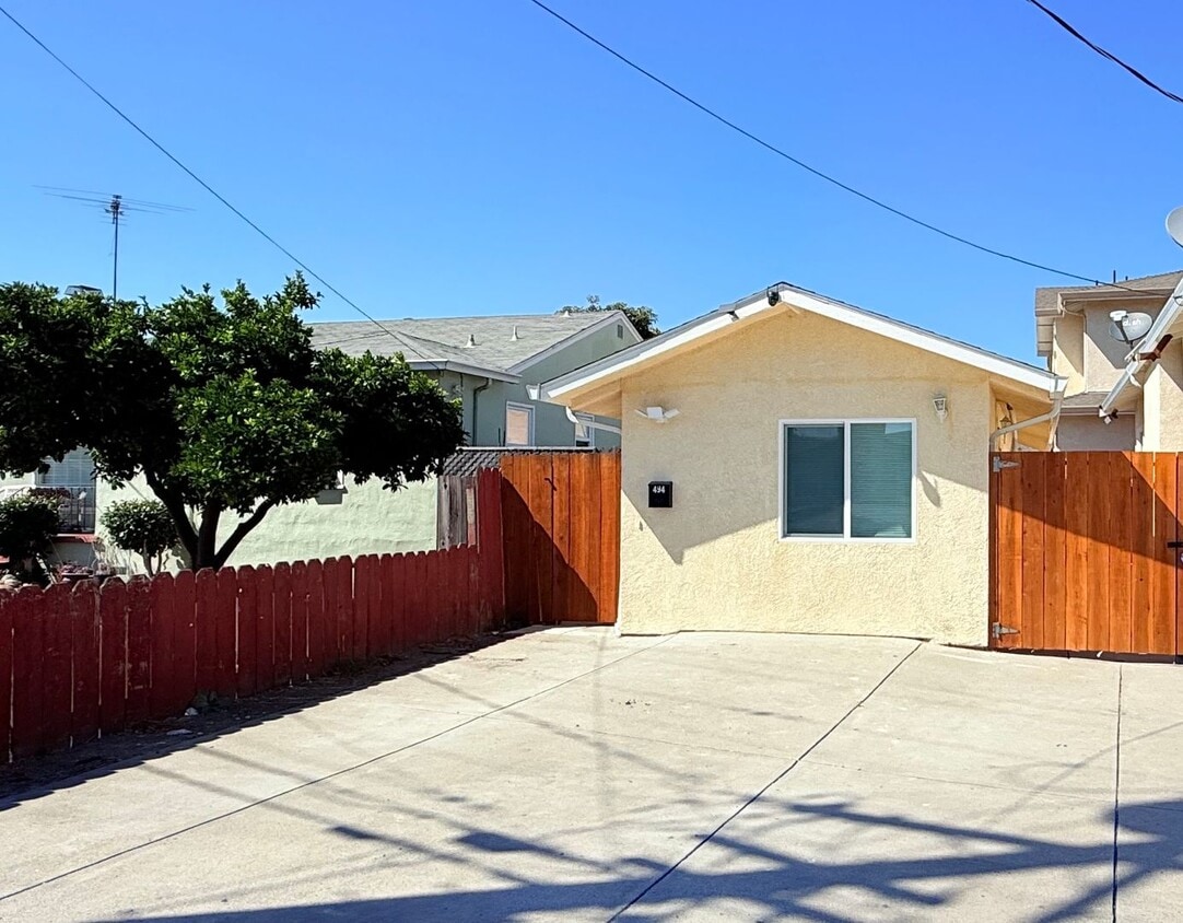 Primary Photo - 494 Meek Ave